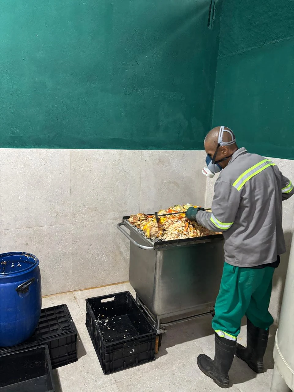 Operador realizando manejo de resíduos orgânicos